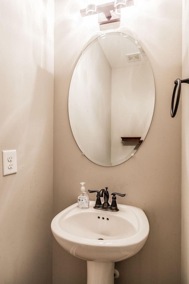 bathroom featuring a sink