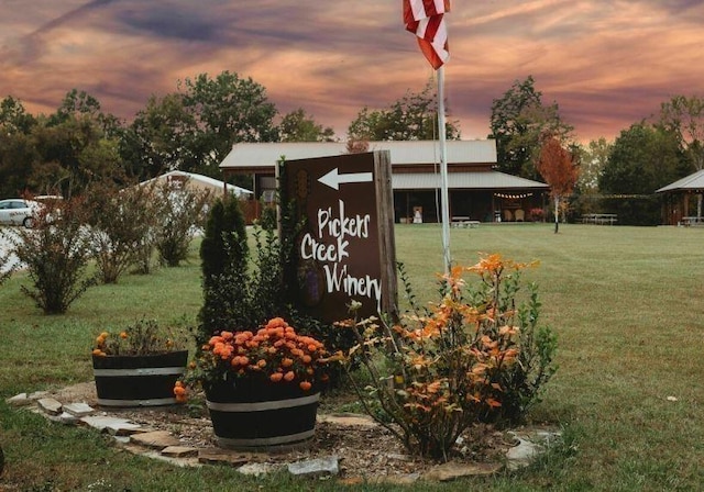 community sign with a yard