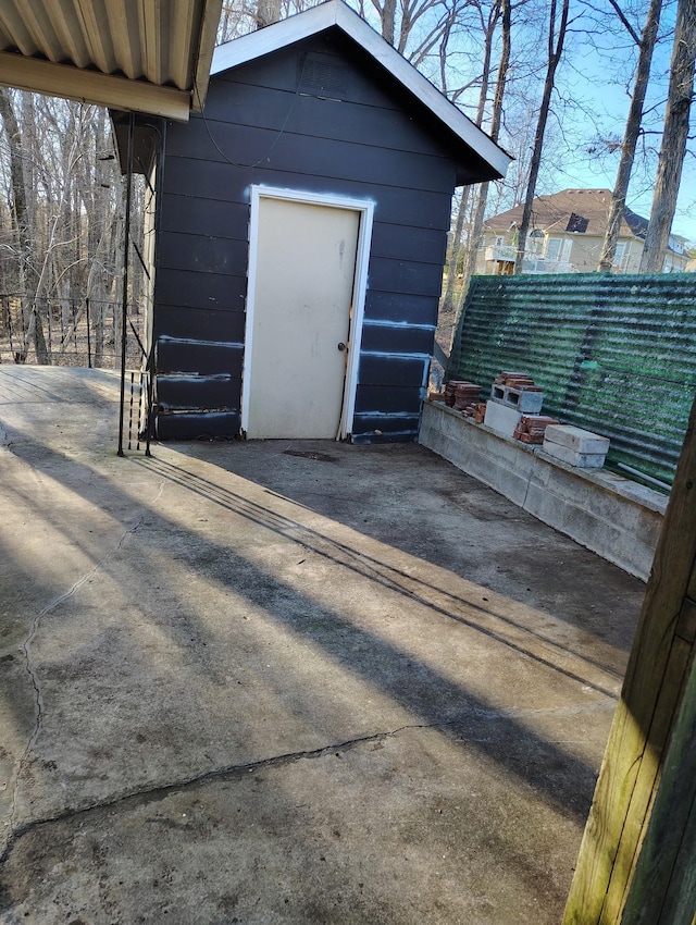 view of outdoor structure with fence and an outdoor structure