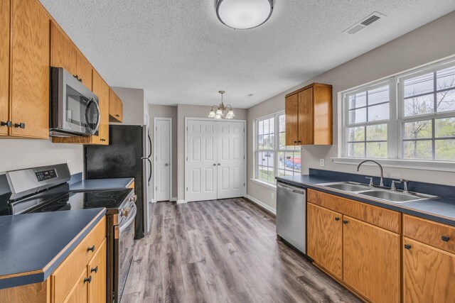 8115 Standifer Gap Rd, Chattanooga, TN 37421 - kitchen featuring visible vents, a textured ceiling, a chandelier, a sink, and stainless steel appliances