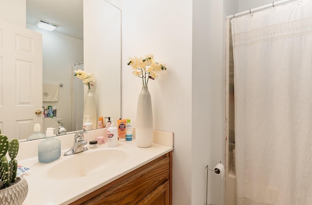 full bath featuring visible vents, shower / tub combo with curtain, and vanity