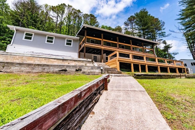 view of front of property with a front lawn