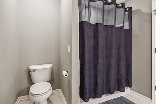 full bath with baseboards, toilet, and a shower with curtain