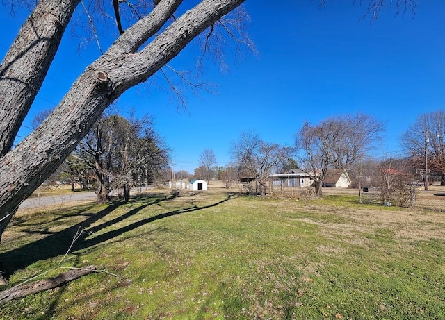 view of yard featuring an outbuilding