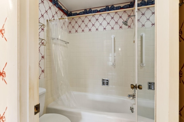 full bath featuring shower / tub combo with curtain, toilet, and wallpapered walls