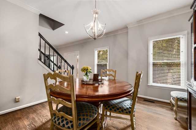 dining room featuring an inviting chandelier, light wood-style flooring, ornamental molding, and baseboards