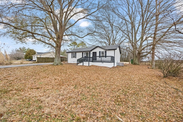 view of front of property featuring crawl space