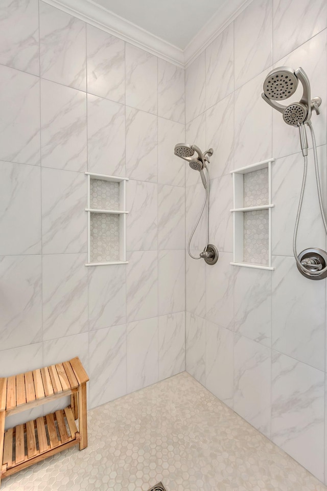 full bath with tiled shower and crown molding