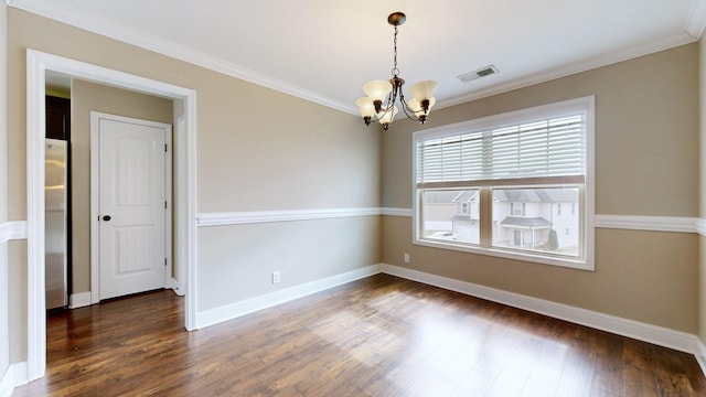 unfurnished room featuring baseboards, visible vents, ornamental molding, wood finished floors, and an inviting chandelier