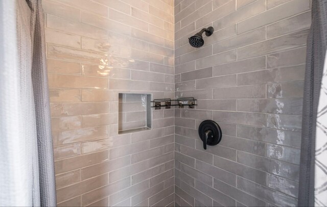 full bath with tiled shower