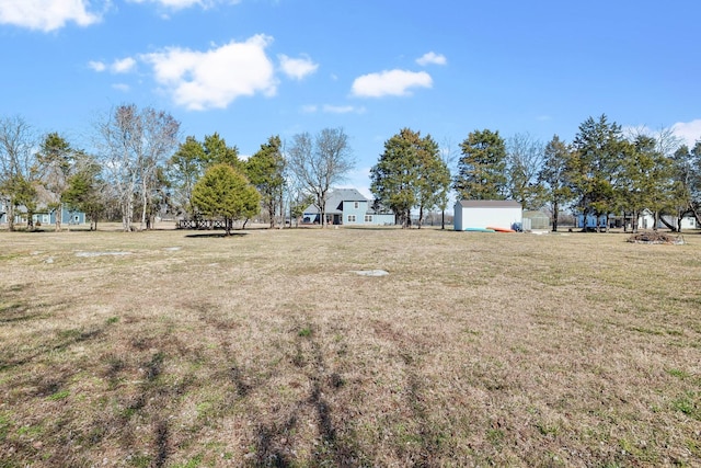 view of yard with an outdoor structure