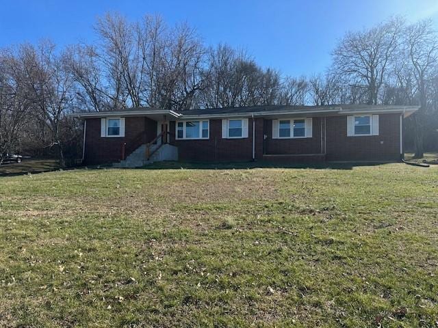 single story home with a front lawn