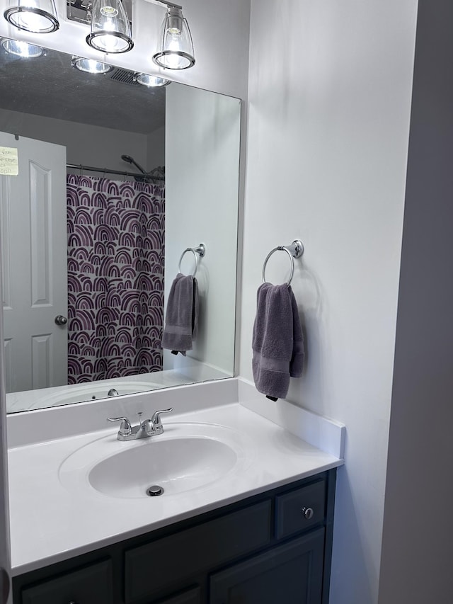 full bath featuring a shower with curtain and vanity