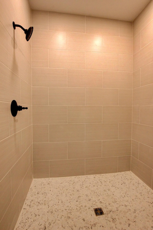 bathroom featuring tiled shower