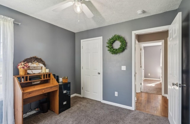 office with carpet flooring, a textured ceiling, baseboards, and ceiling fan