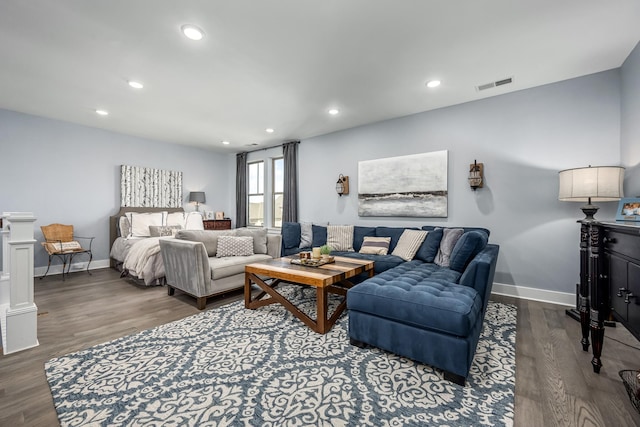 living area featuring baseboards, visible vents, wood finished floors, and recessed lighting