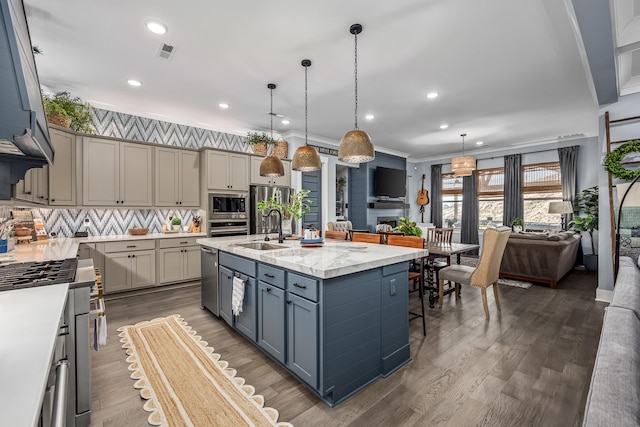 kitchen featuring dark wood finished floors, visible vents, gray cabinetry, appliances with stainless steel finishes, and a sink