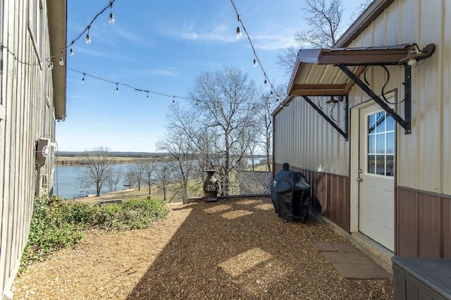 view of yard featuring a water view