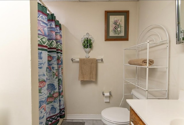 bathroom featuring toilet, a shower with curtain, baseboards, and vanity