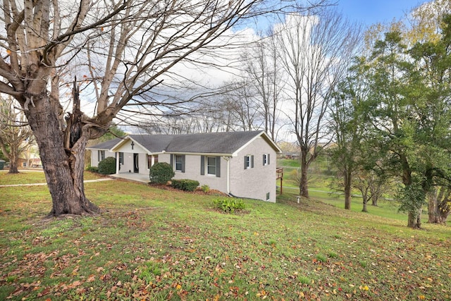 157 Hillcrest Cir, Gordonsville, TN 38563 - view of front facade featuring a front yard and stucco siding