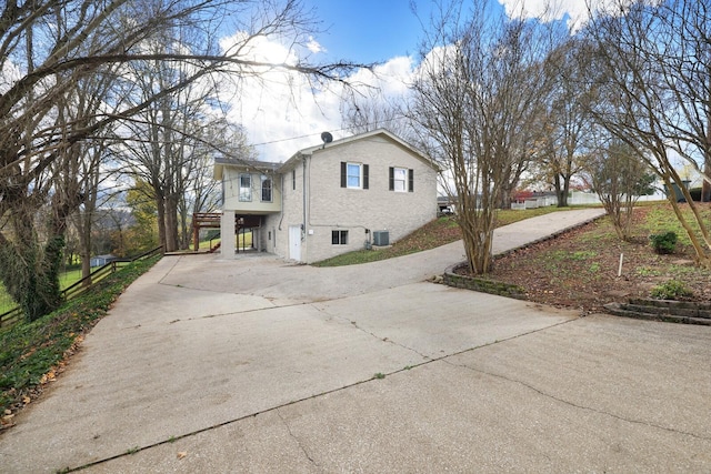 157 Hillcrest Cir, Gordonsville, TN 38563 - view of side of home featuring driveway, stucco siding, and central air condition unit
