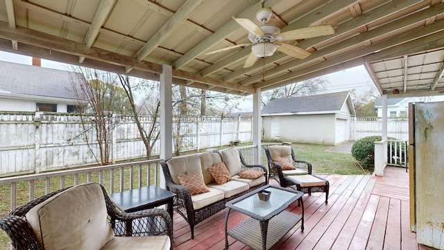 sunroom with ceiling fan