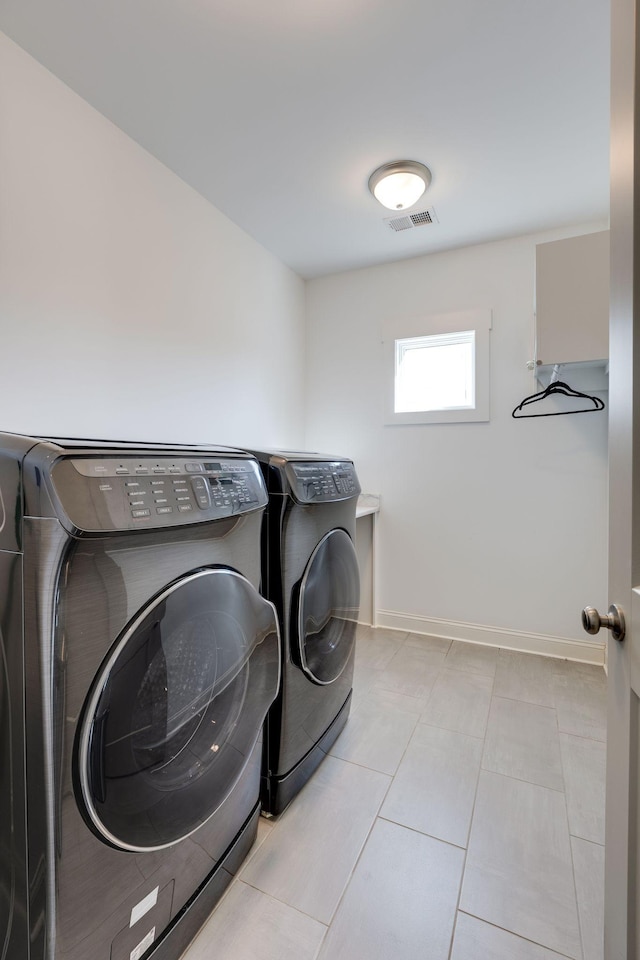 clothes washing area featuring laundry area, independent washer and dryer, baseboards, and visible vents