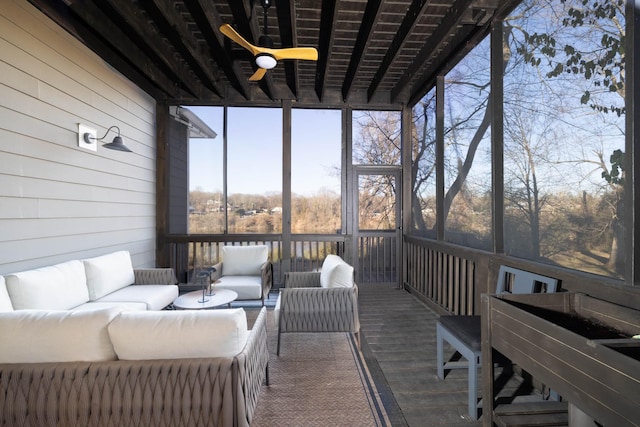 sunroom with ceiling fan