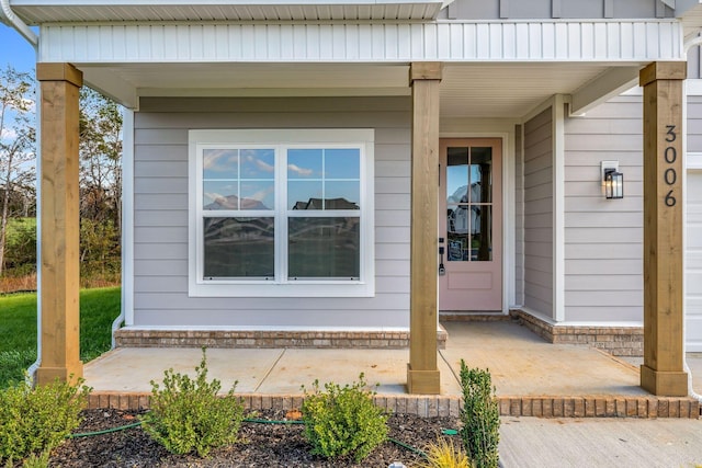 entrance to property featuring covered porch