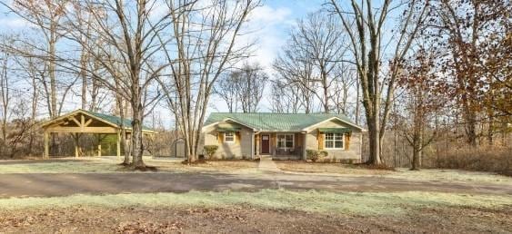 view of front of property with driveway