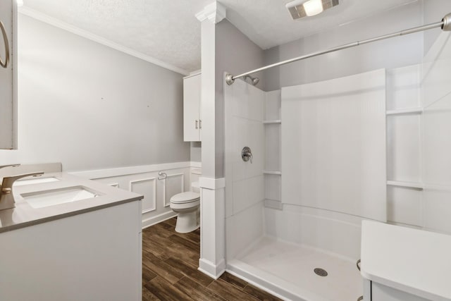 120 Wilkerson Ln, Portland, TN 37148 - full bathroom featuring a textured ceiling, toilet, wood finished floors, visible vents, and walk in shower