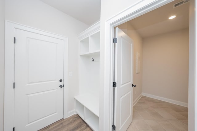 mudroom with visible vents, baseboards, and recessed lighting