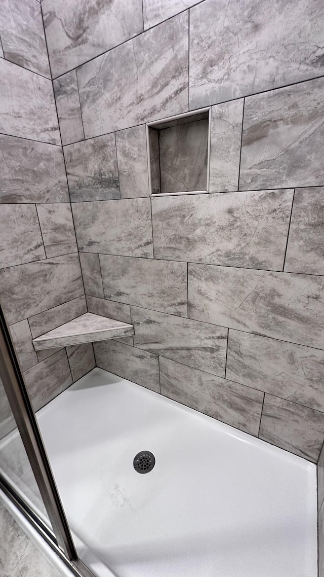 bathroom featuring tiled shower