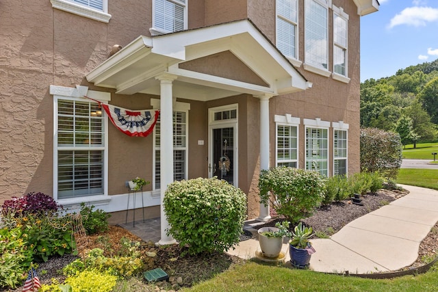 entrance to property with stucco siding