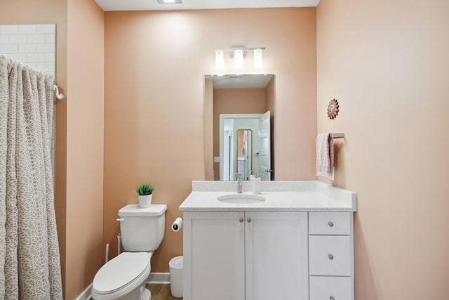 full bathroom featuring visible vents, toilet, vanity, a shower with curtain, and baseboards