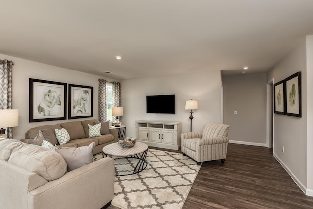 living room with dark wood-style floors, recessed lighting, and baseboards