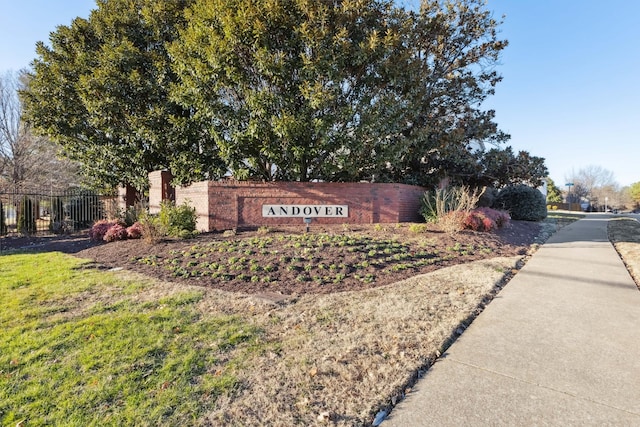 community / neighborhood sign featuring fence