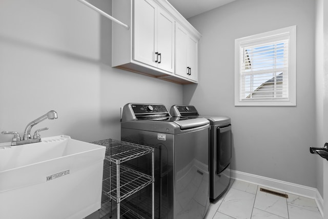 clothes washing area with marble finish floor, visible vents, a sink, independent washer and dryer, and baseboards