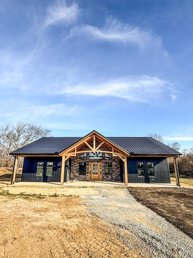 view of front facade featuring metal roof