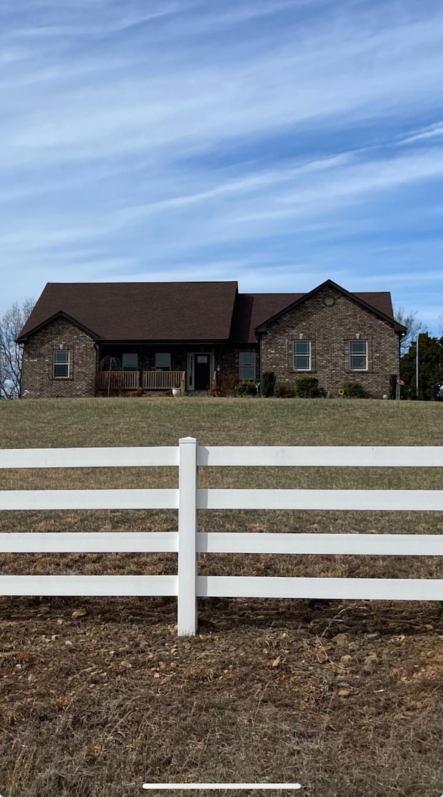 view of front of property featuring a fenced front yard