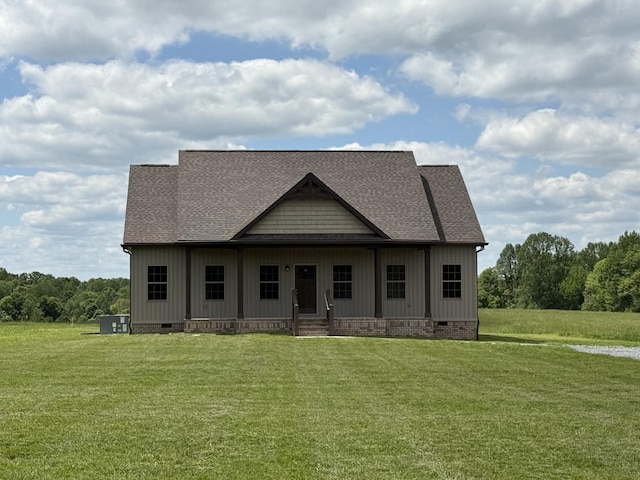 view of front of property with covered porch, roof with shingles, a front lawn, and crawl space