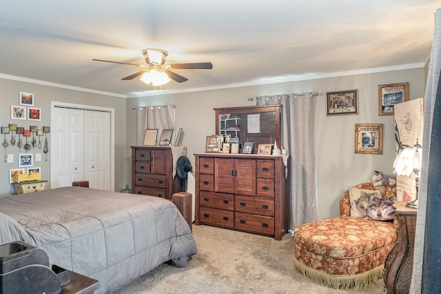 bedroom featuring carpet floors, a ceiling fan, ornamental molding, and a closet