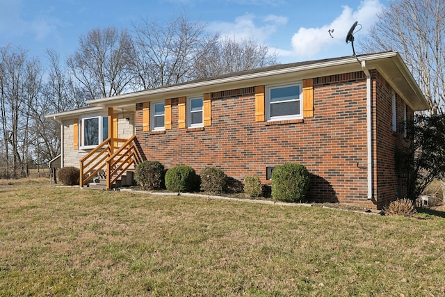 ranch-style house featuring a front lawn and brick siding