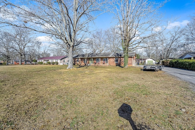 view of front of property featuring a front lawn