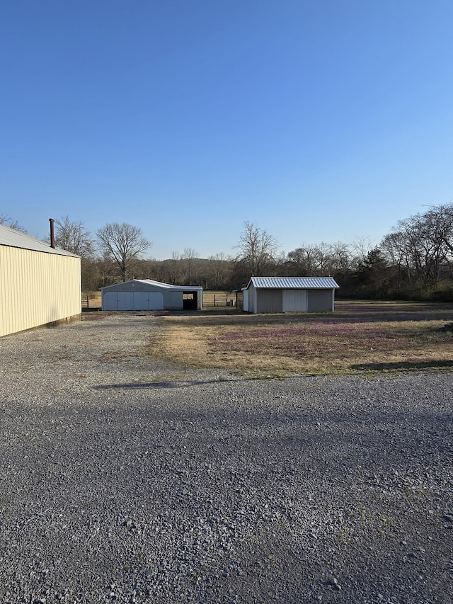 view of yard featuring an outbuilding and driveway