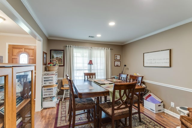 dining area with recessed lighting, visible vents, baseboards, light wood-type flooring, and crown molding