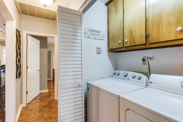 laundry area featuring visible vents, independent washer and dryer, cabinet space, and baseboards