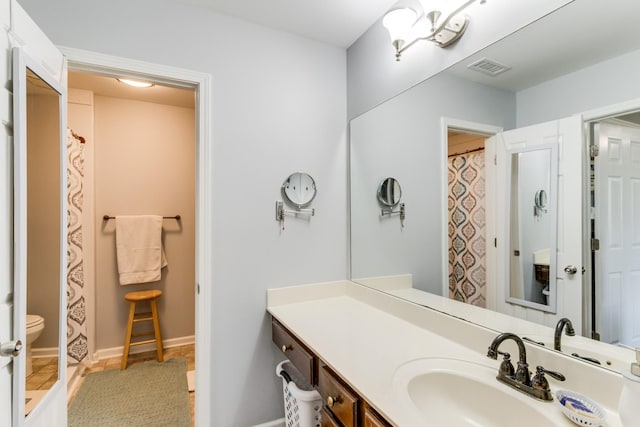 full bath featuring baseboards, visible vents, toilet, a shower with curtain, and vanity