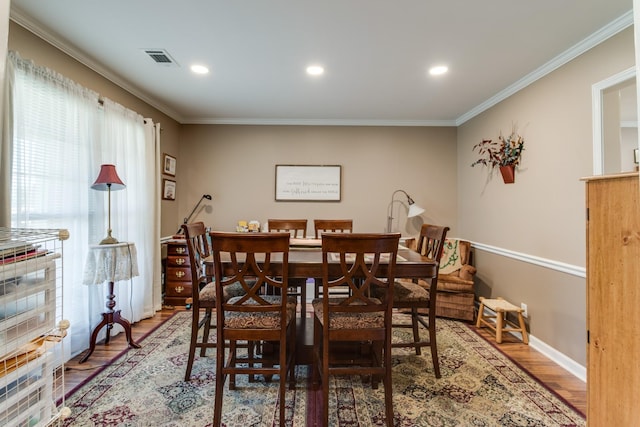 dining space with recessed lighting, visible vents, ornamental molding, wood finished floors, and baseboards