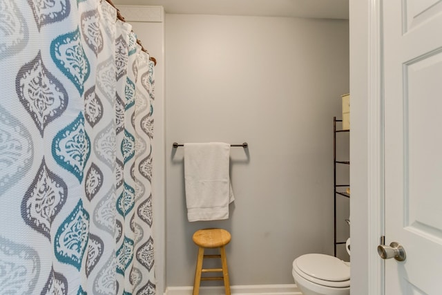 full bathroom with a shower with curtain, toilet, and baseboards